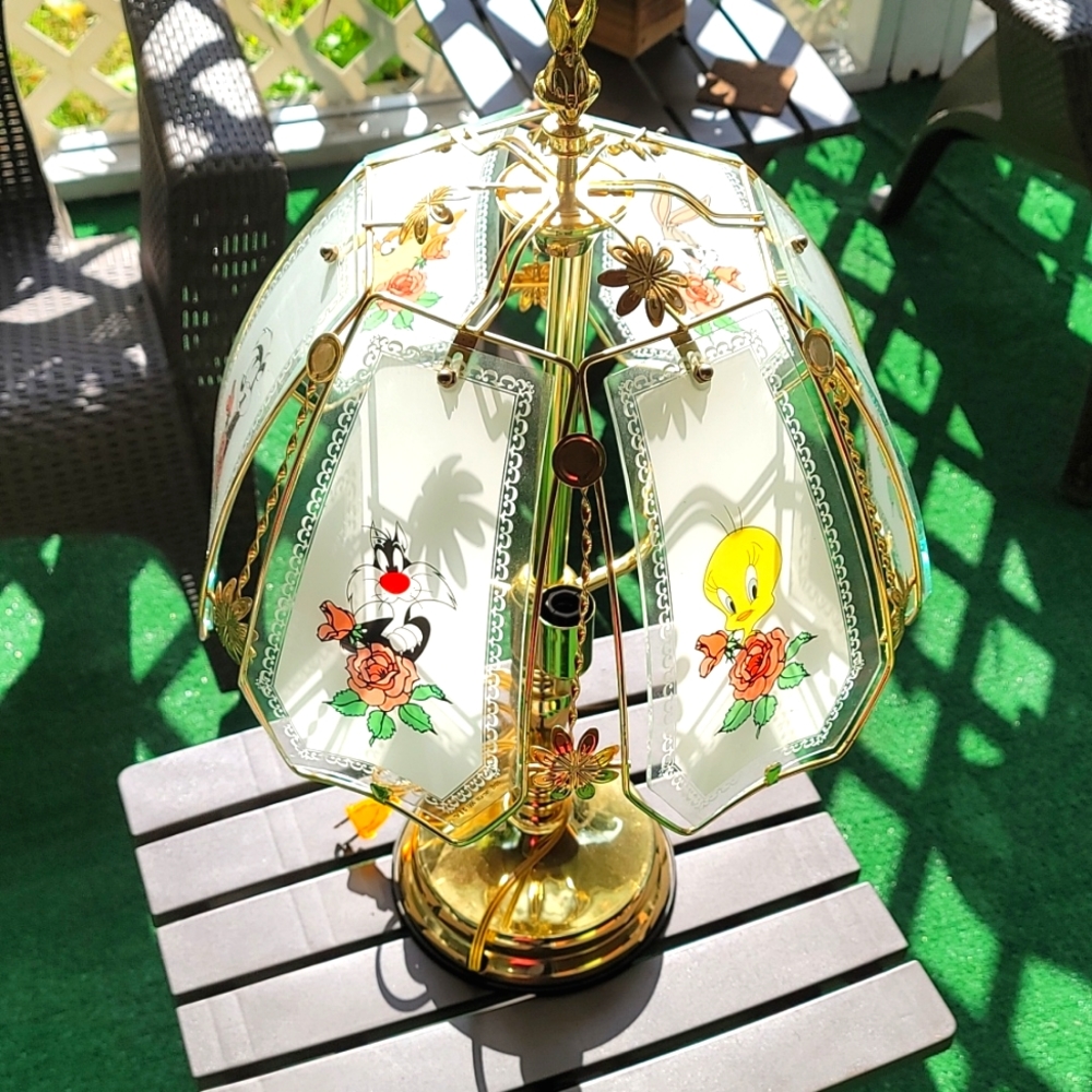 💛🤍🤍💛 Vintage 1996 touch Looney Tunes Brass 3 bulb lamp.